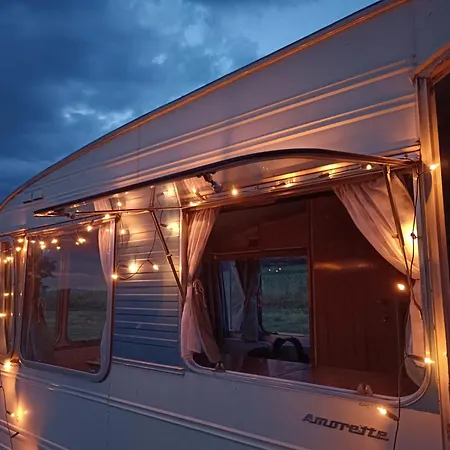 Caravane Vintage Atypique Avec Jacuzzi A La Campagne Campsite