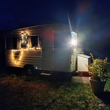 Caravane Vintage Atypique Avec Jacuzzi A La Campagne