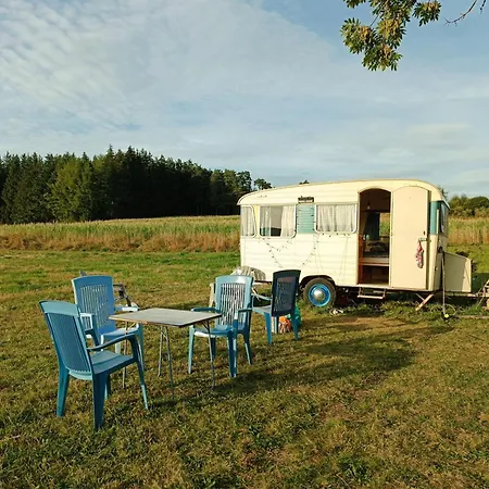 Caravane Vintage Atypique Avec Jacuzzi A La Campagne Campsite