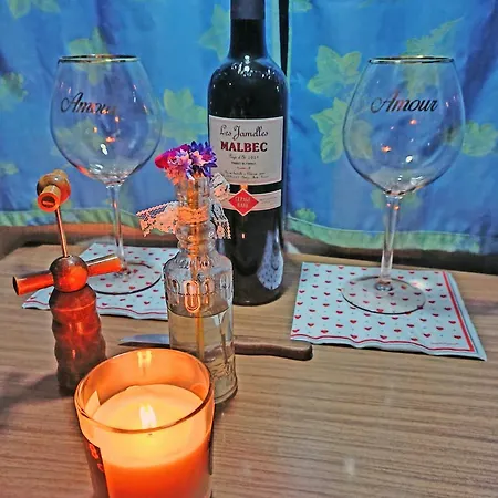 Caravane Vintage Atypique Avec Jacuzzi A La Campagne Κάμπινγκ