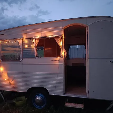Caravane Vintage Atypique Avec Jacuzzi A La Campagne